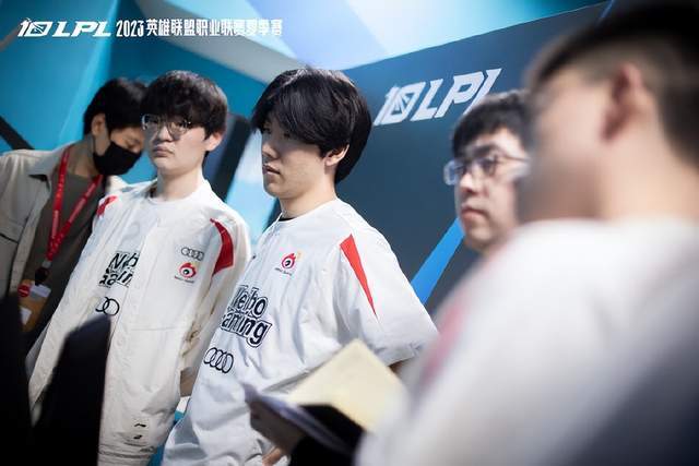 并且配上小 并且配上小